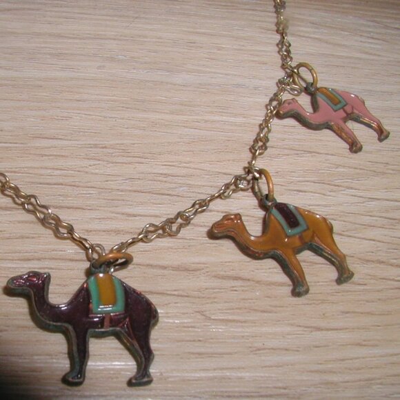 Vintage golden necklace with dangling enamel camels RARE - Picture 6 of 7